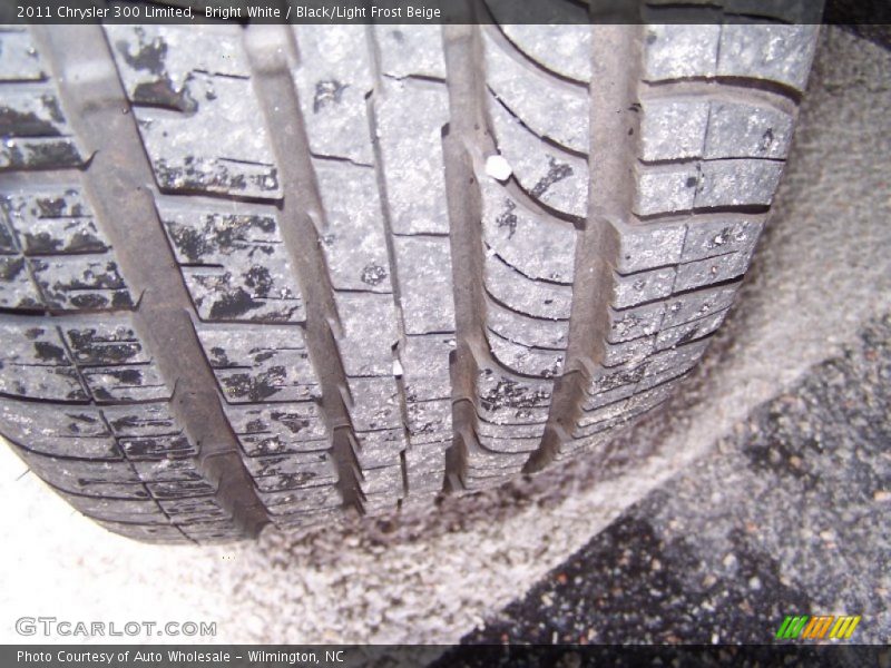 Bright White / Black/Light Frost Beige 2011 Chrysler 300 Limited