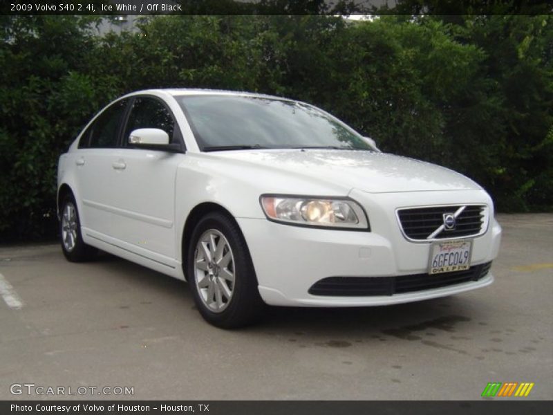 Ice White / Off Black 2009 Volvo S40 2.4i