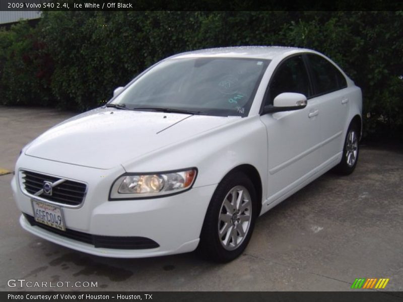 Ice White / Off Black 2009 Volvo S40 2.4i