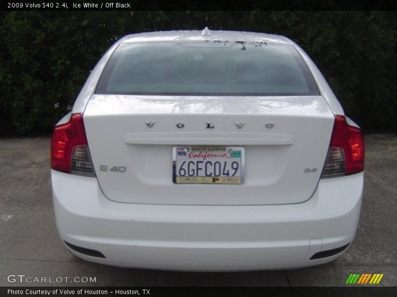 Ice White / Off Black 2009 Volvo S40 2.4i