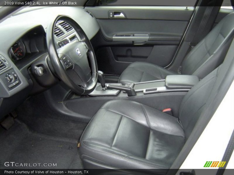Ice White / Off Black 2009 Volvo S40 2.4i