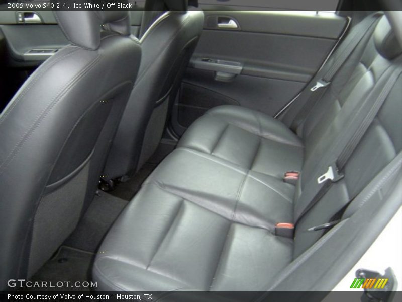 Ice White / Off Black 2009 Volvo S40 2.4i