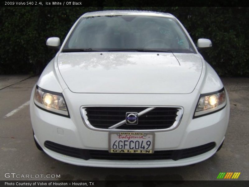 Ice White / Off Black 2009 Volvo S40 2.4i