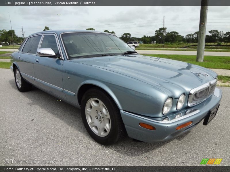 Front 3/4 View of 2002 XJ Vanden Plas