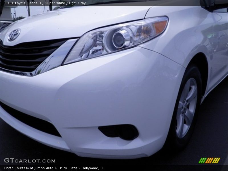 Super White / Light Gray 2011 Toyota Sienna LE