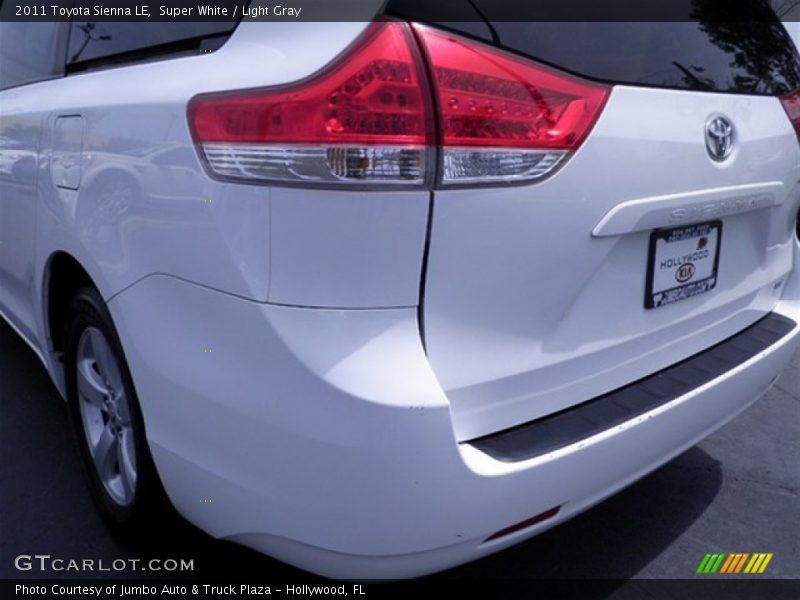 Super White / Light Gray 2011 Toyota Sienna LE