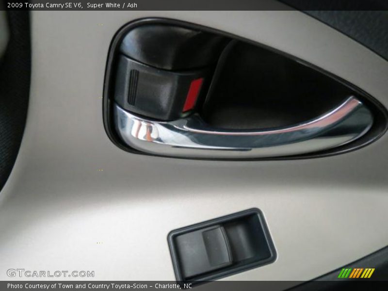 Super White / Ash 2009 Toyota Camry SE V6