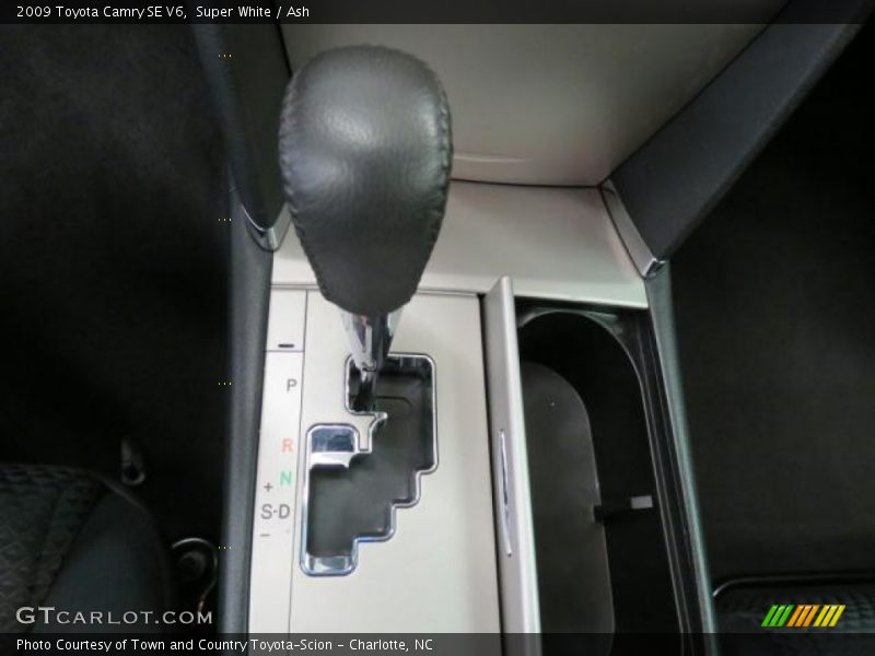 Super White / Ash 2009 Toyota Camry SE V6