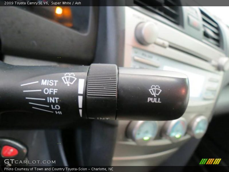 Super White / Ash 2009 Toyota Camry SE V6