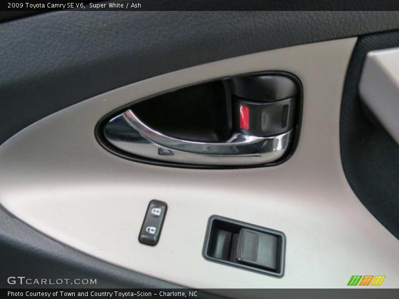 Super White / Ash 2009 Toyota Camry SE V6