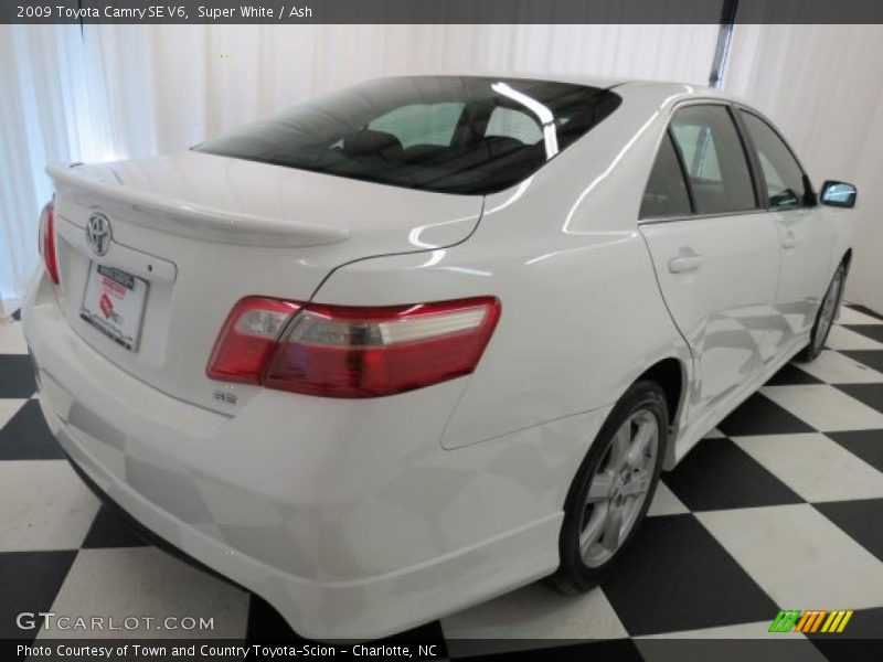 Super White / Ash 2009 Toyota Camry SE V6