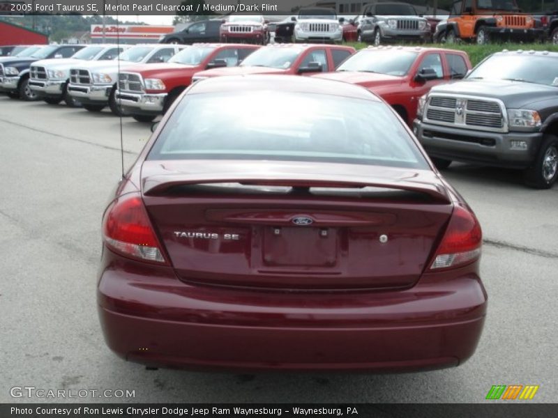 Merlot Pearl Clearcoat / Medium/Dark Flint 2005 Ford Taurus SE