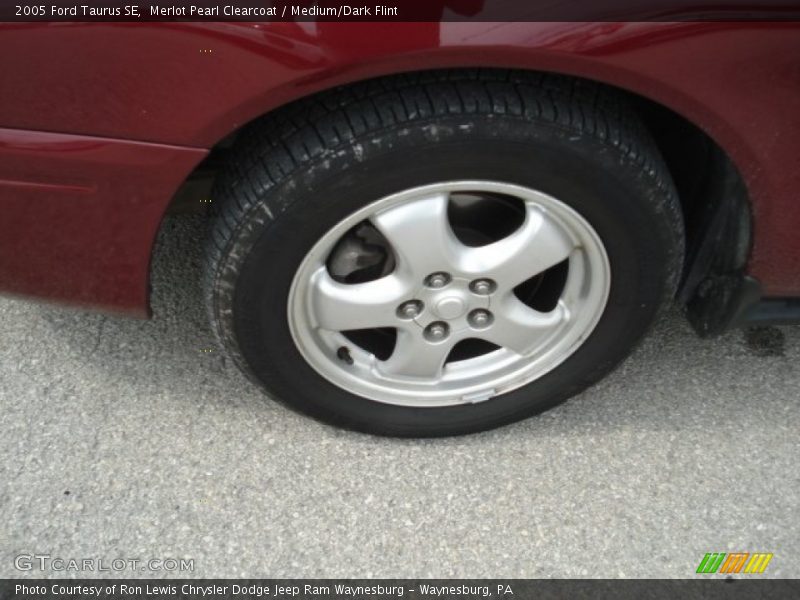Merlot Pearl Clearcoat / Medium/Dark Flint 2005 Ford Taurus SE