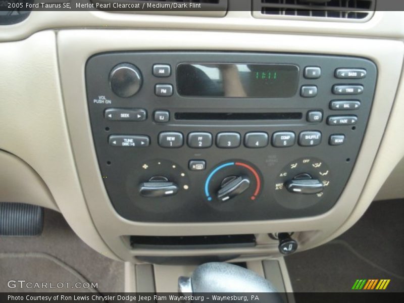 Merlot Pearl Clearcoat / Medium/Dark Flint 2005 Ford Taurus SE