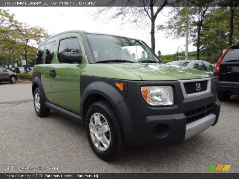 Front 3/4 View of 2006 Element LX