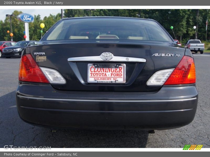 Black / Ivory 2000 Toyota Avalon XLS
