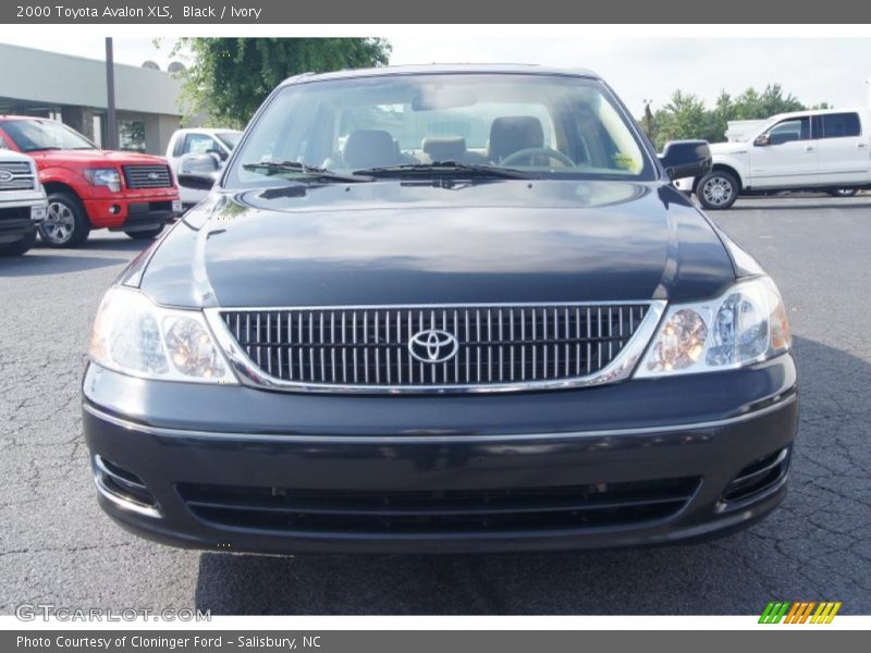 Black / Ivory 2000 Toyota Avalon XLS