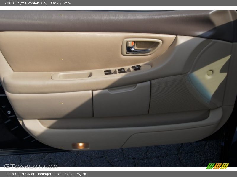 Black / Ivory 2000 Toyota Avalon XLS
