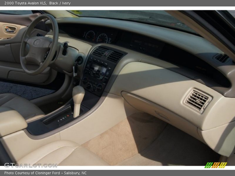 Black / Ivory 2000 Toyota Avalon XLS
