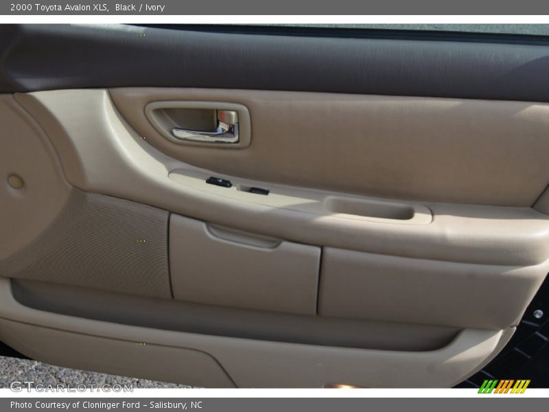 Black / Ivory 2000 Toyota Avalon XLS