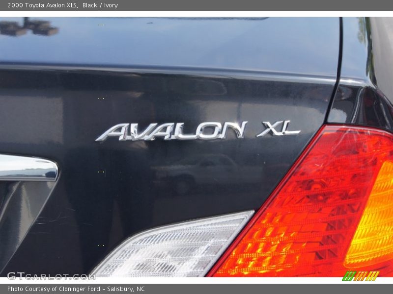 Black / Ivory 2000 Toyota Avalon XLS