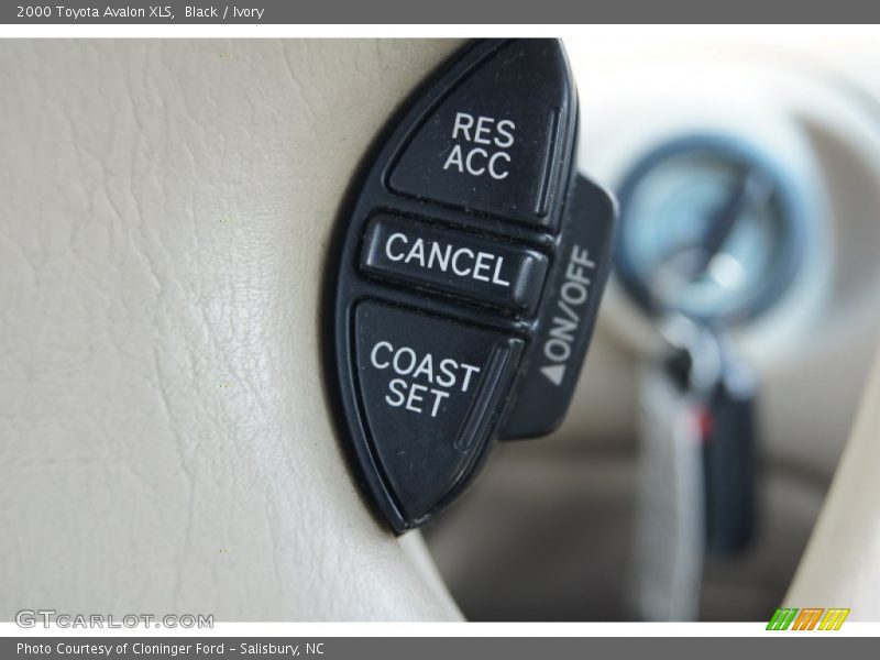 Black / Ivory 2000 Toyota Avalon XLS
