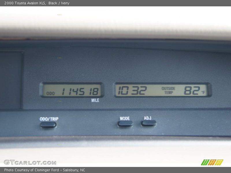 Black / Ivory 2000 Toyota Avalon XLS