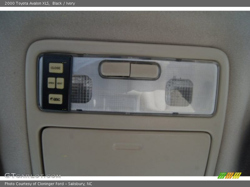 Black / Ivory 2000 Toyota Avalon XLS