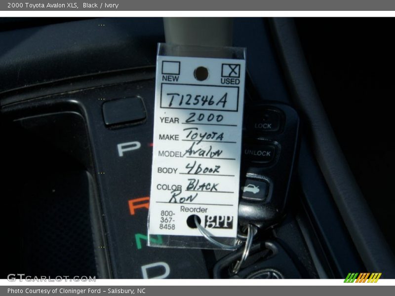 Black / Ivory 2000 Toyota Avalon XLS