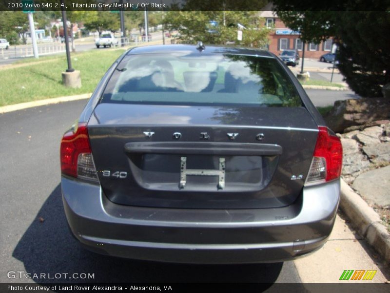 Titanium Grey Metallic / Off Black 2010 Volvo S40 2.4i