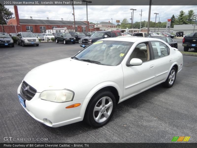 Front 3/4 View of 2001 Maxima SE