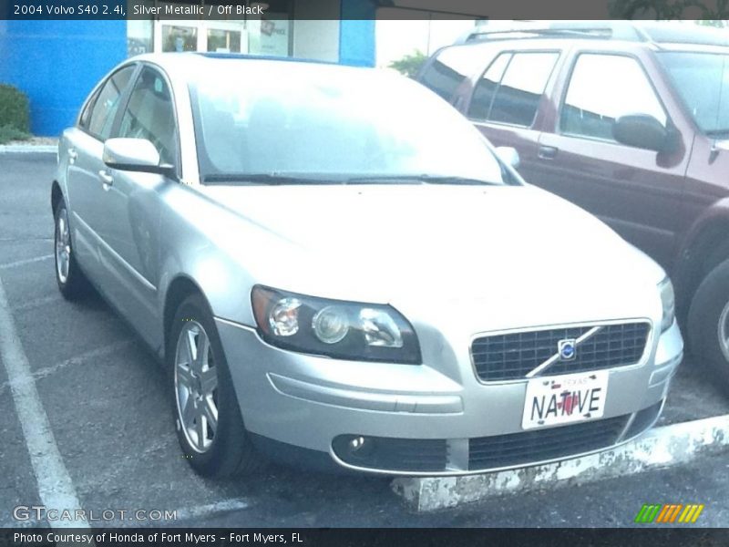 Silver Metallic / Off Black 2004 Volvo S40 2.4i