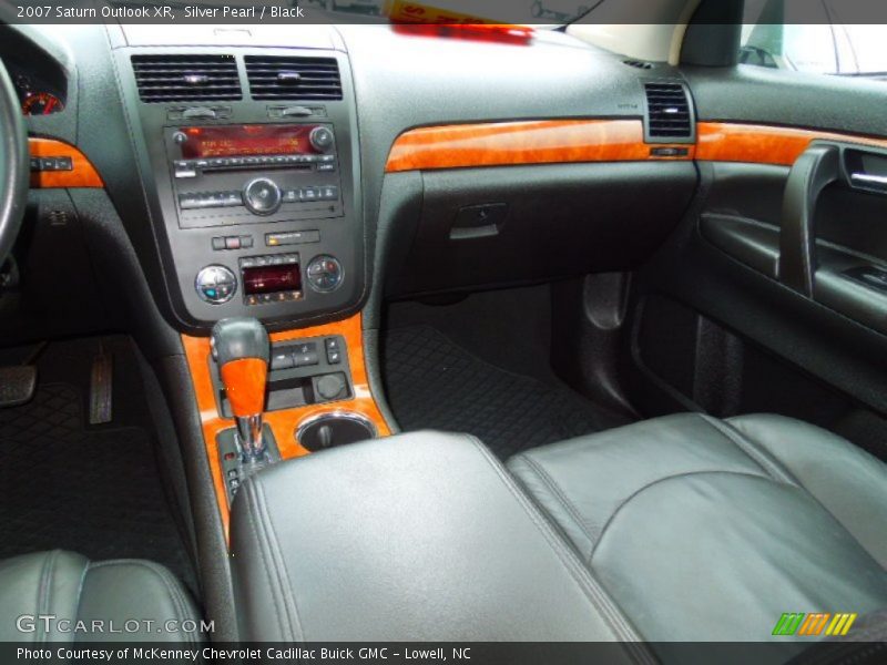 Silver Pearl / Black 2007 Saturn Outlook XR