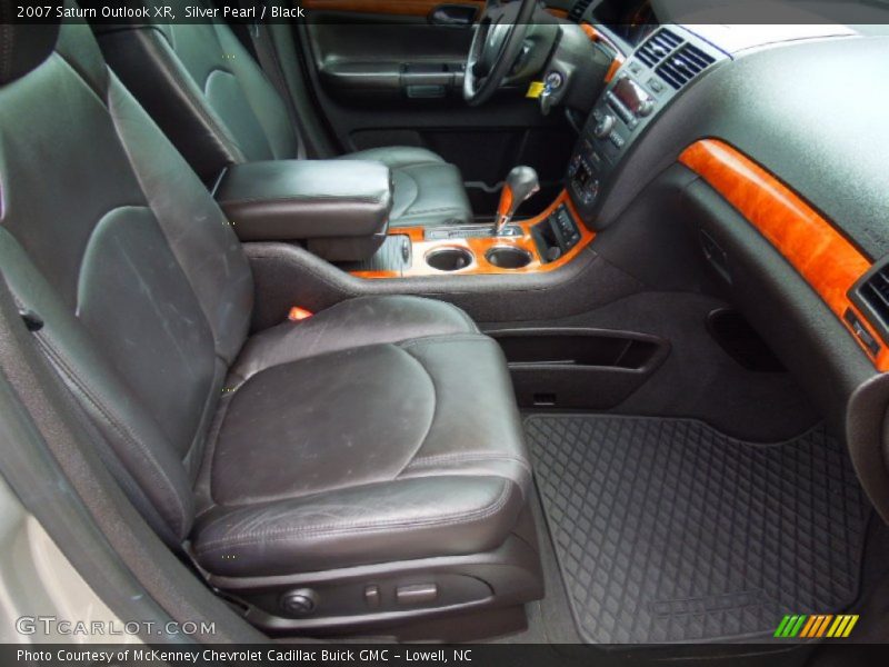 Silver Pearl / Black 2007 Saturn Outlook XR
