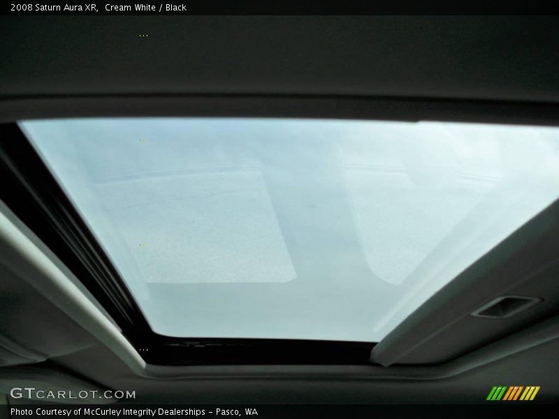 Cream White / Black 2008 Saturn Aura XR