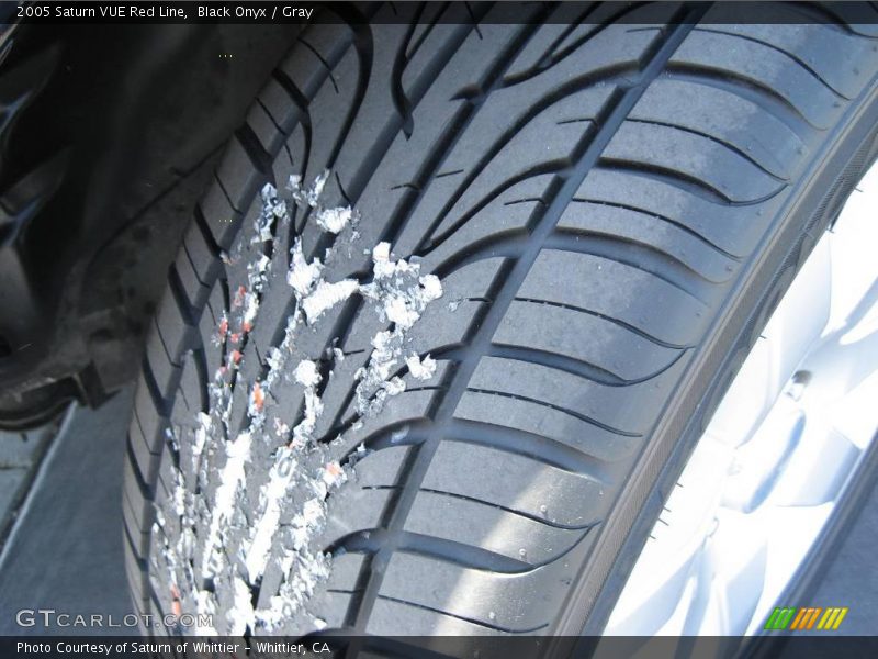 Black Onyx / Gray 2005 Saturn VUE Red Line