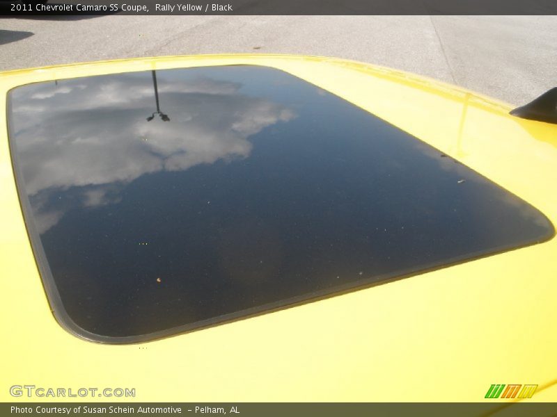 Sunroof of 2011 Camaro SS Coupe
