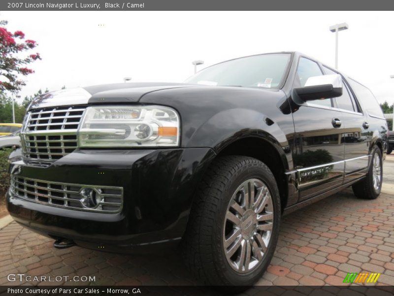 Front 3/4 View of 2007 Navigator L Luxury