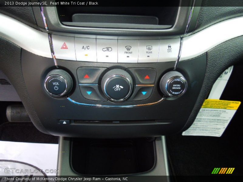 Pearl White Tri Coat / Black 2013 Dodge Journey SE