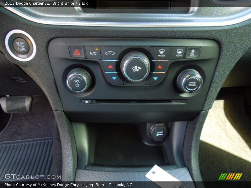 Bright White / Black 2013 Dodge Charger SE
