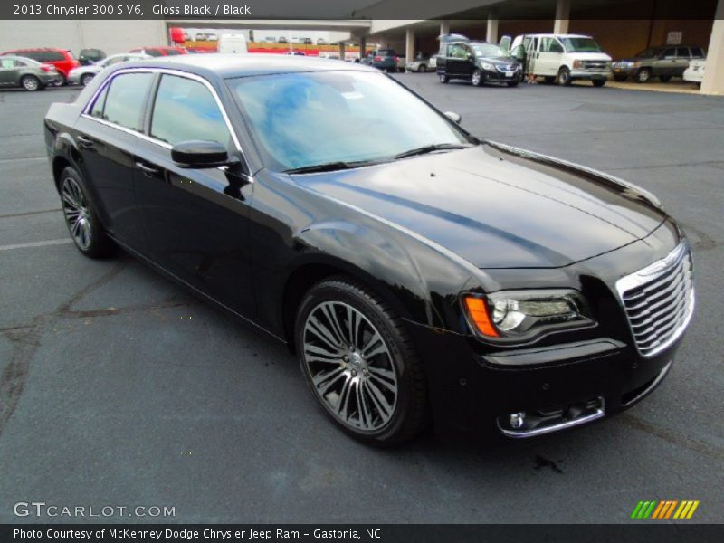 Front 3/4 View of 2013 300 S V6