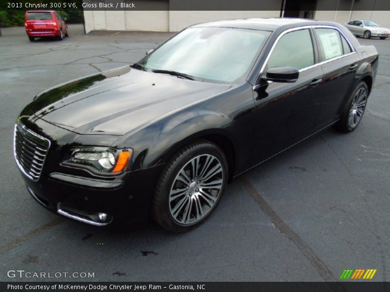 Front 3/4 View of 2013 300 S V6