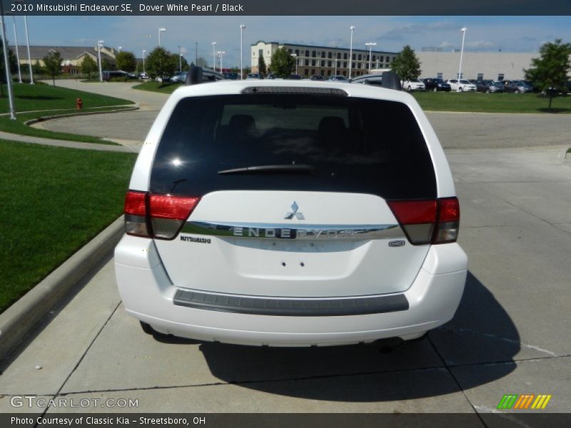 Dover White Pearl / Black 2010 Mitsubishi Endeavor SE