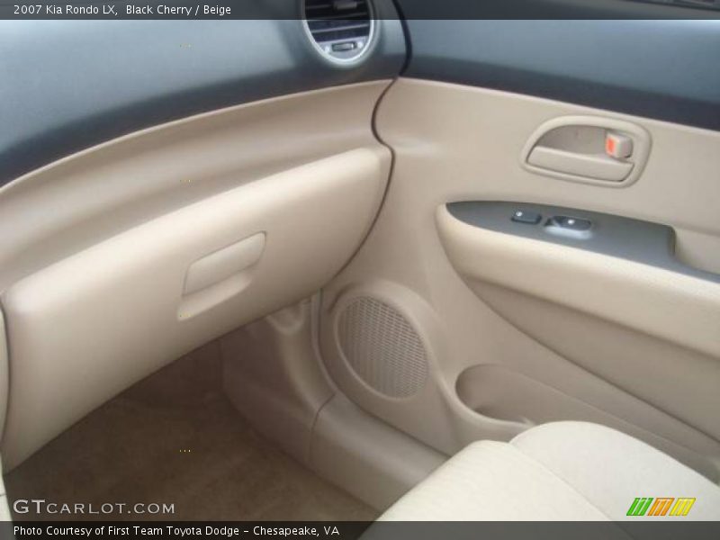 Black Cherry / Beige 2007 Kia Rondo LX