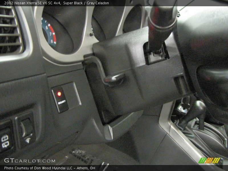 Super Black / Gray Celadon 2002 Nissan Xterra SE V6 SC 4x4