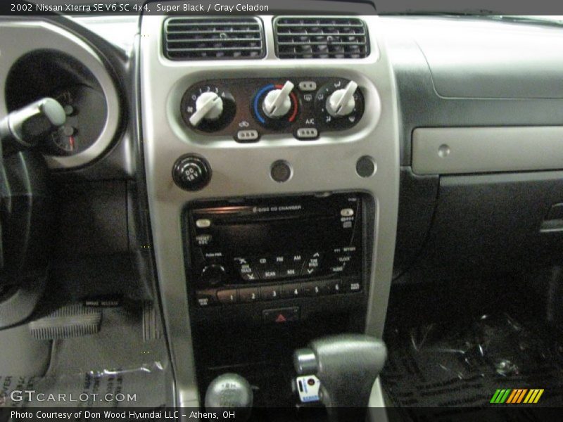 Super Black / Gray Celadon 2002 Nissan Xterra SE V6 SC 4x4