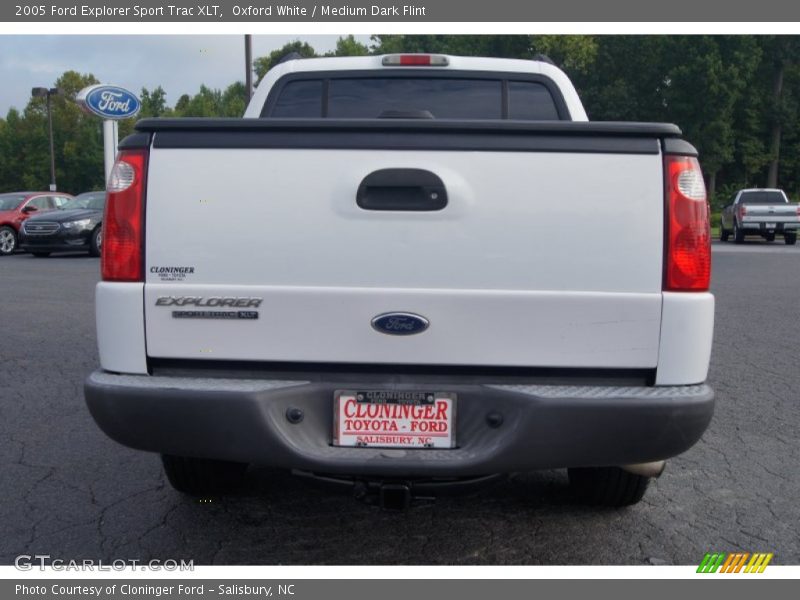 Oxford White / Medium Dark Flint 2005 Ford Explorer Sport Trac XLT