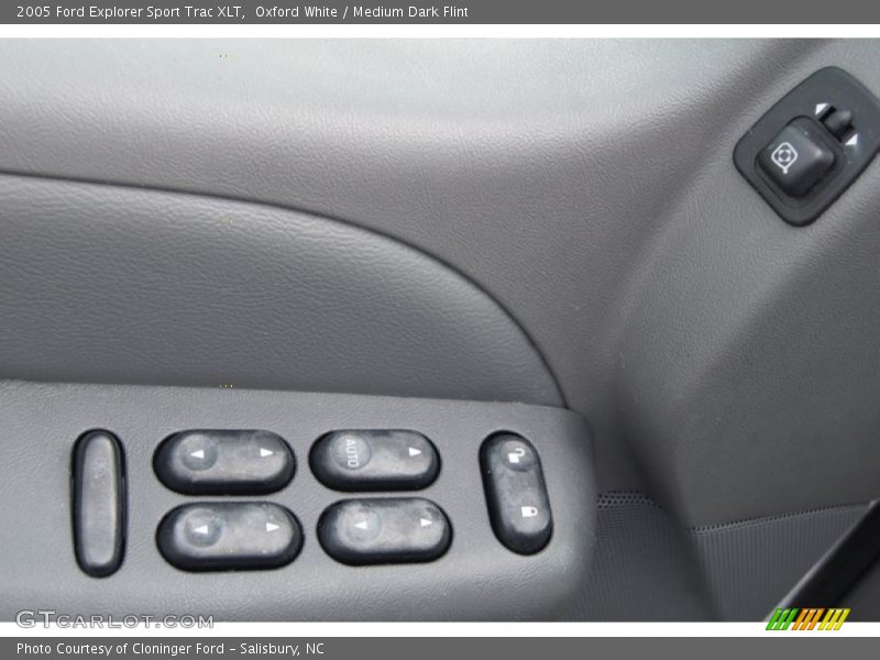 Oxford White / Medium Dark Flint 2005 Ford Explorer Sport Trac XLT