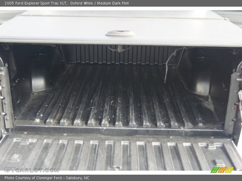 Oxford White / Medium Dark Flint 2005 Ford Explorer Sport Trac XLT