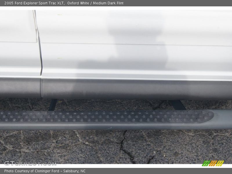 Oxford White / Medium Dark Flint 2005 Ford Explorer Sport Trac XLT